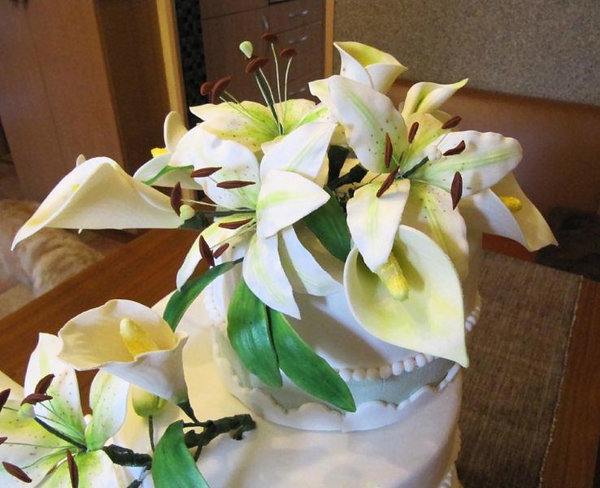 von Silvia aus Wien - Hochzeitstorte mit weißen Lilien - verwendet wurdem die Staubgefäße Lilie groß braun und Blütenstempel Lilie weiß\\n\\n15.06.2011 22:44